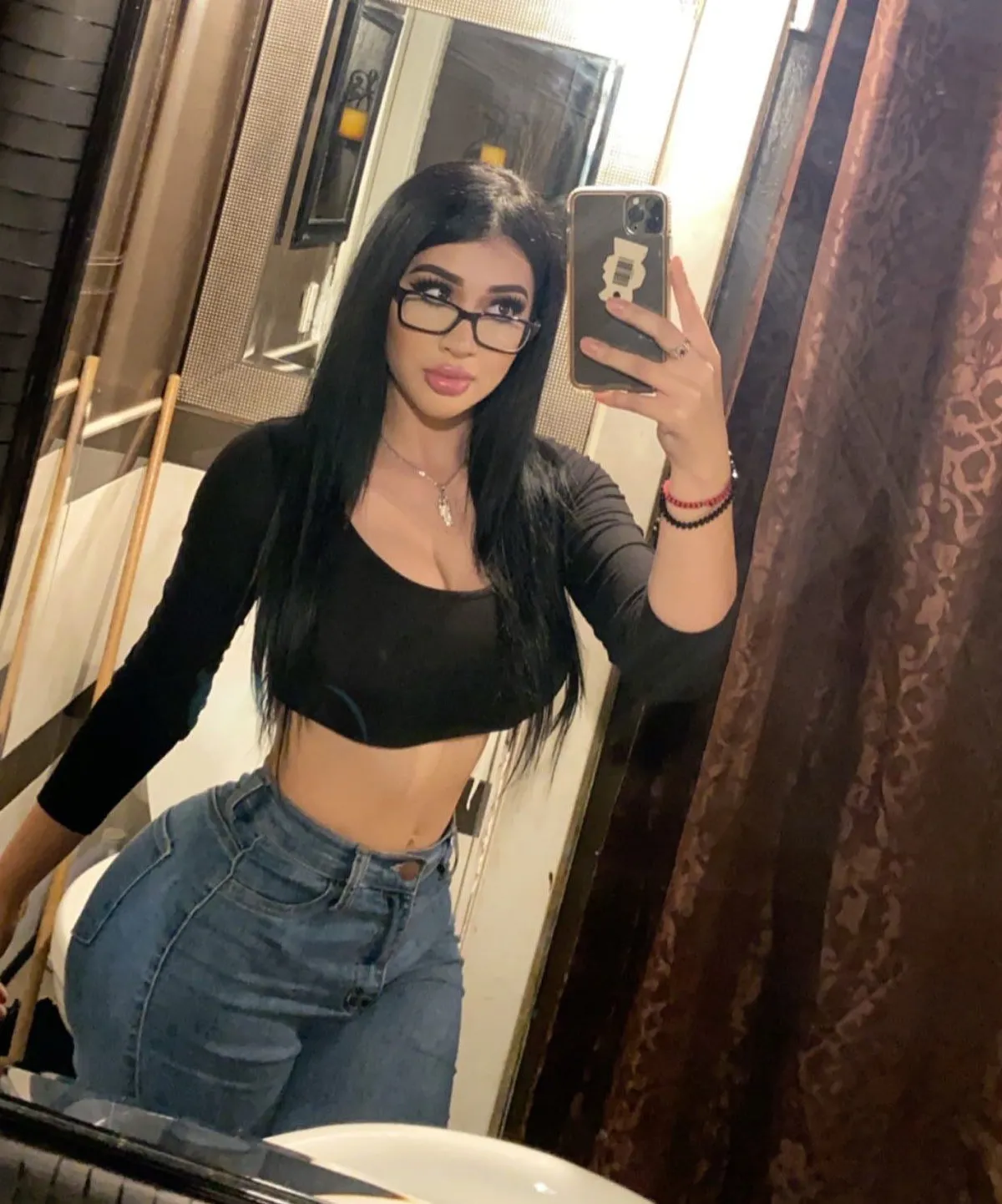 OnlyFans Mädchen moderne Ästhetik für ansprechende Inhalte zeigen